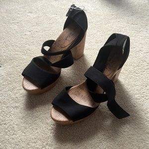 Never worn AE Heels